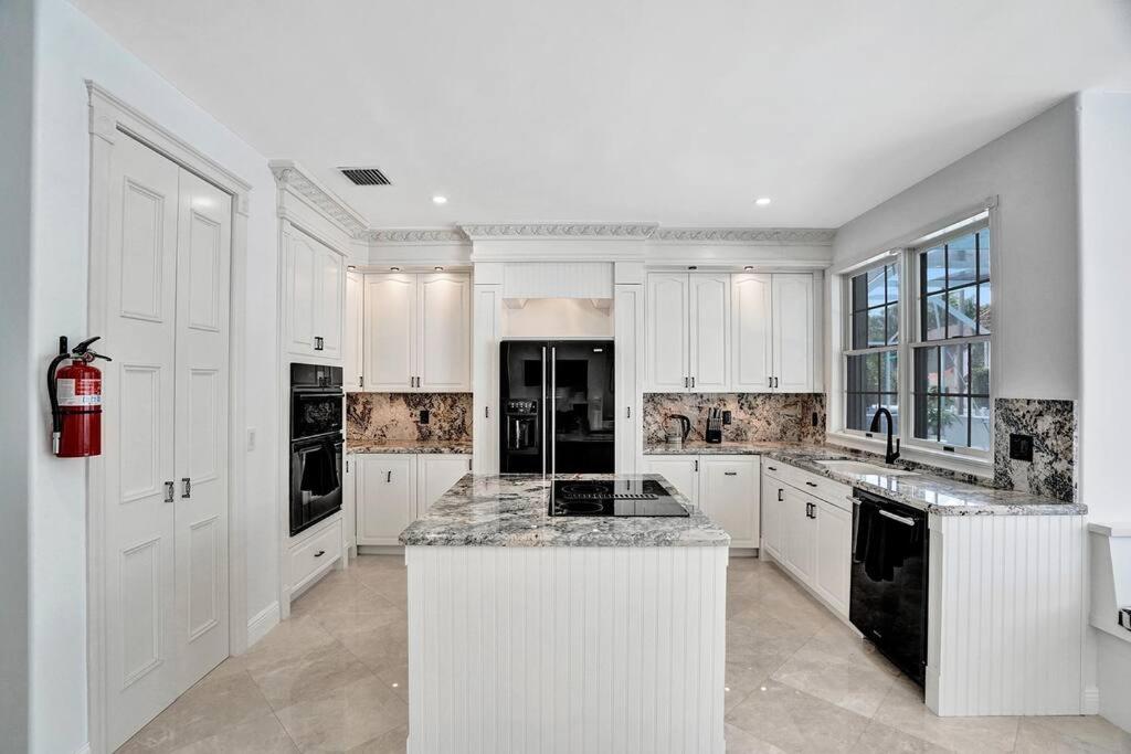 | Historic Hollywood Mansion 5 Minutes to the Beach