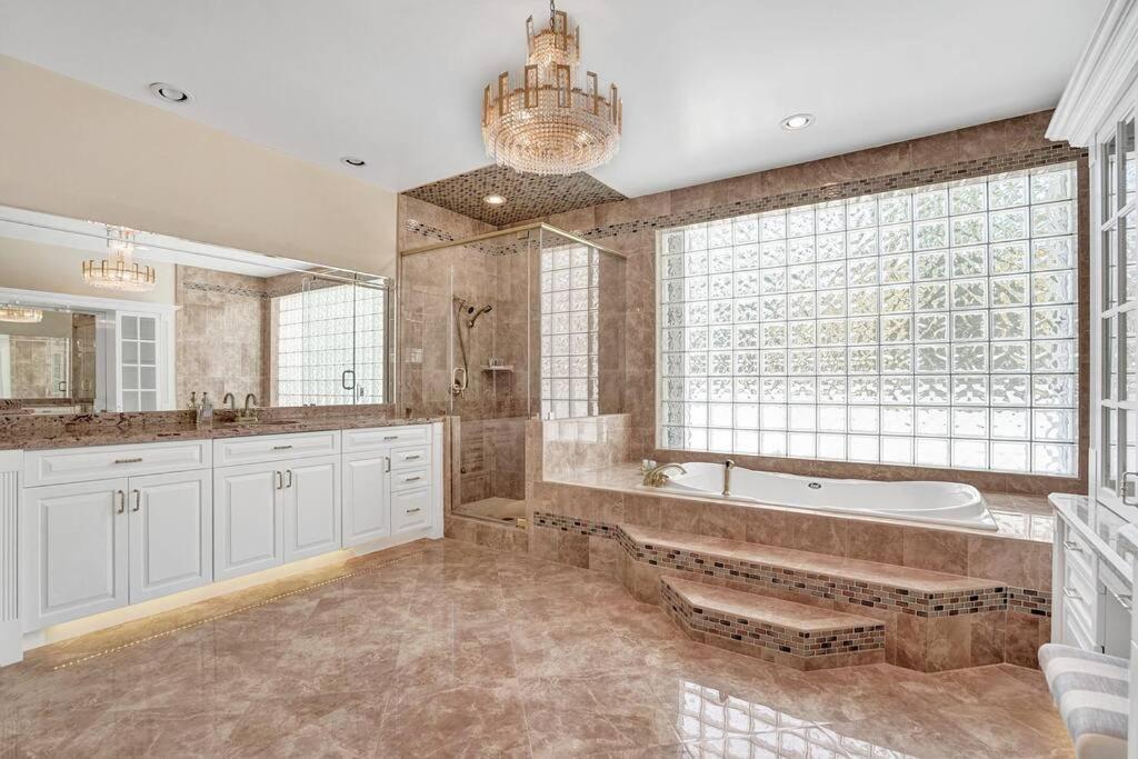 | Historic Hollywood Mansion 5 Minutes to the Beach