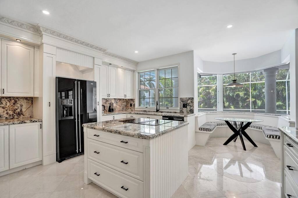 | Historic Hollywood Mansion 5 Minutes to the Beach