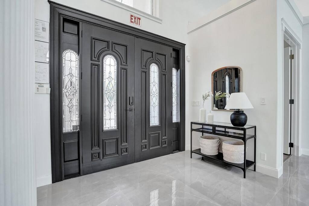 | Historic Hollywood Mansion 5 Minutes to the Beach