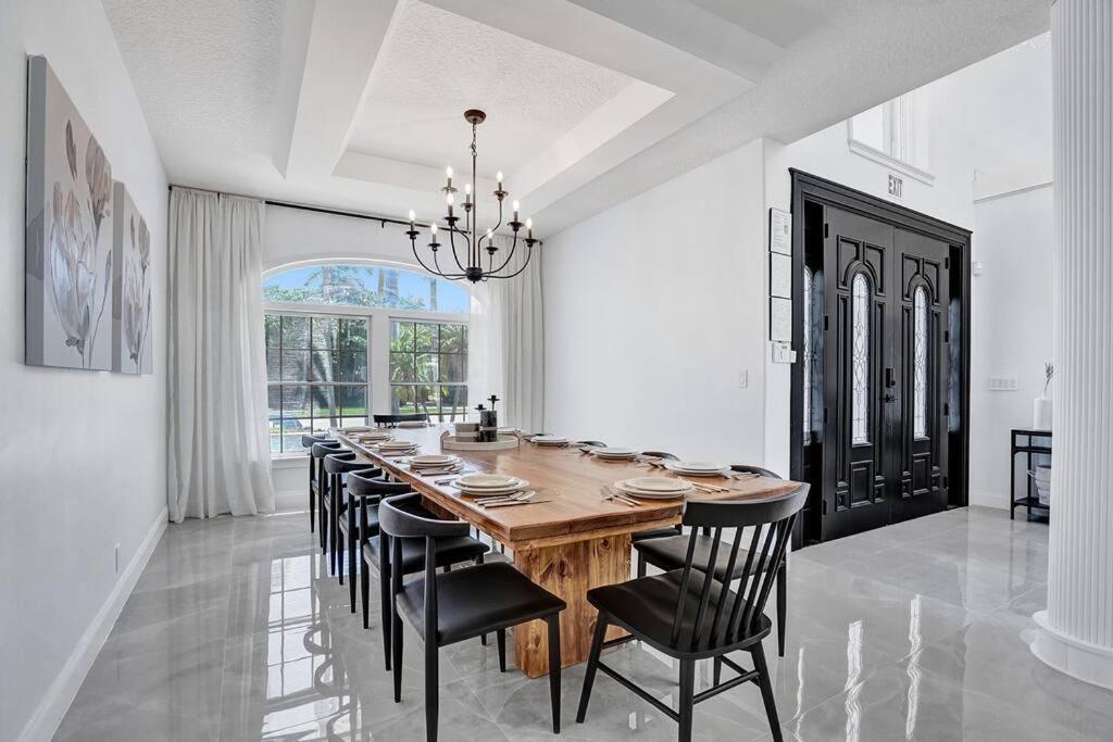 | Historic Hollywood Mansion 5 Minutes to the Beach