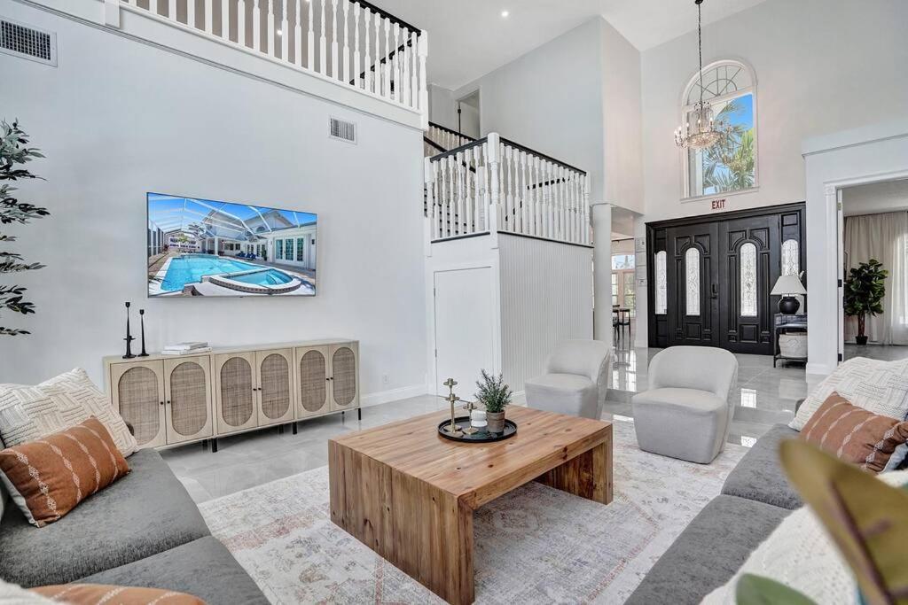 | Historic Hollywood Mansion 5 Minutes to the Beach