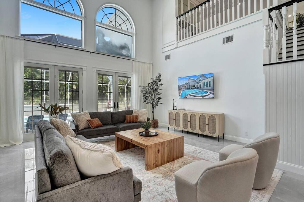 | Historic Hollywood Mansion 5 Minutes to the Beach