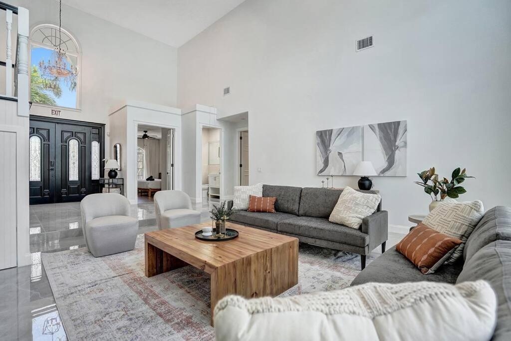 | Historic Hollywood Mansion 5 Minutes to the Beach