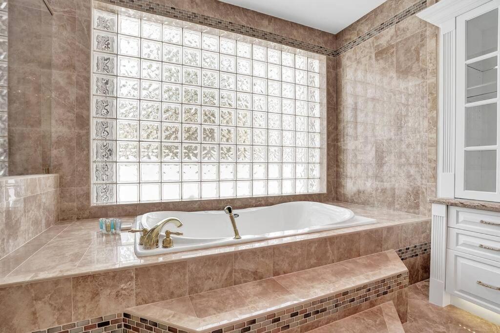 | Historic Hollywood Mansion 5 Minutes to the Beach
