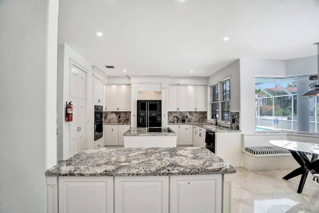 | Historic Hollywood Mansion 5 Minutes to the Beach
