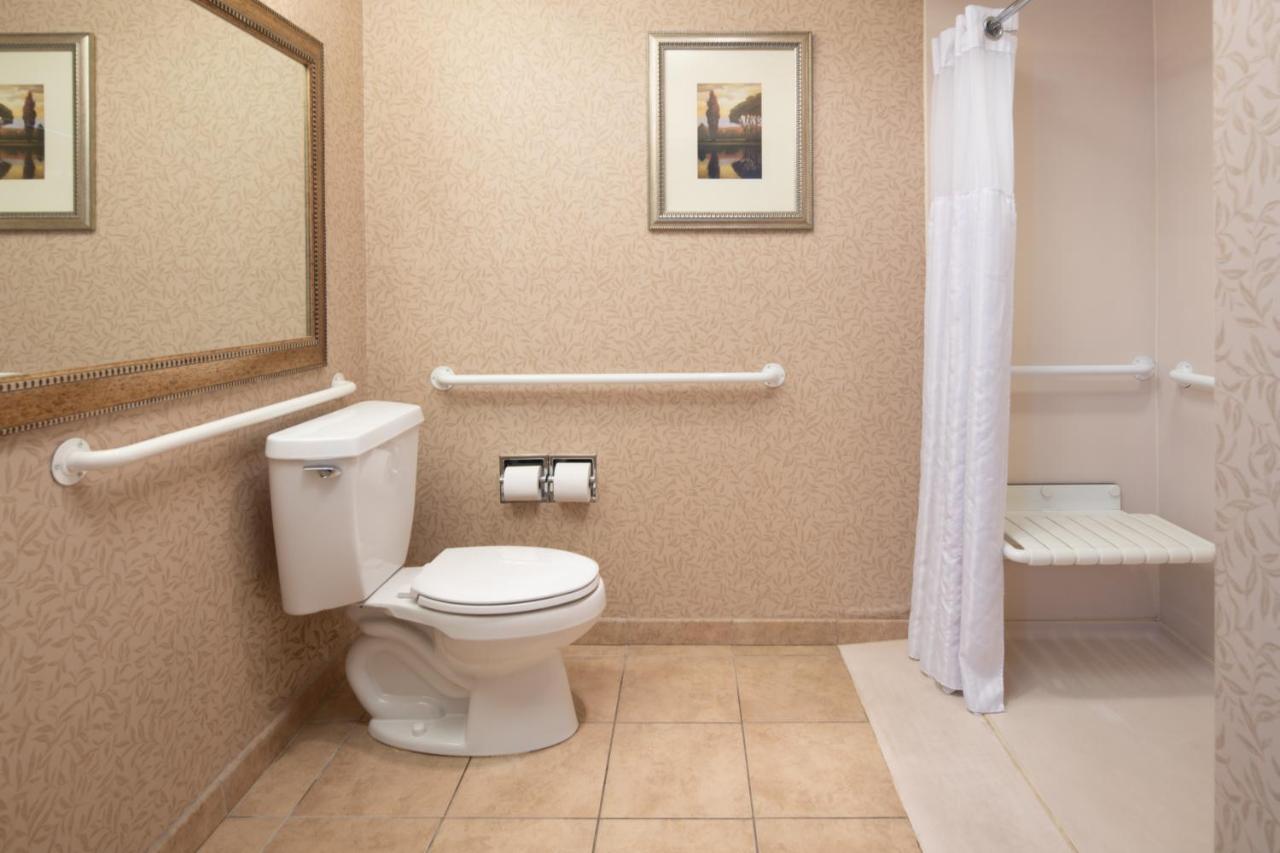 Queen Room with Two Queen Beds - Disability Access at Red Lion Hotel Port Angeles Harbor