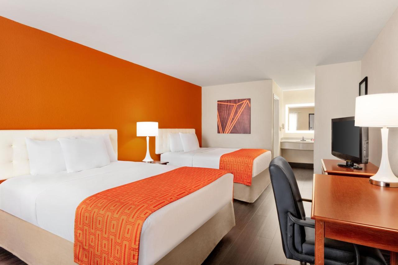 Queen Room with Two Queen Beds - Mobility Access/Non-Smoking at Howard Johnson by Wyndham Chattanooga Lookout Mountain I-24