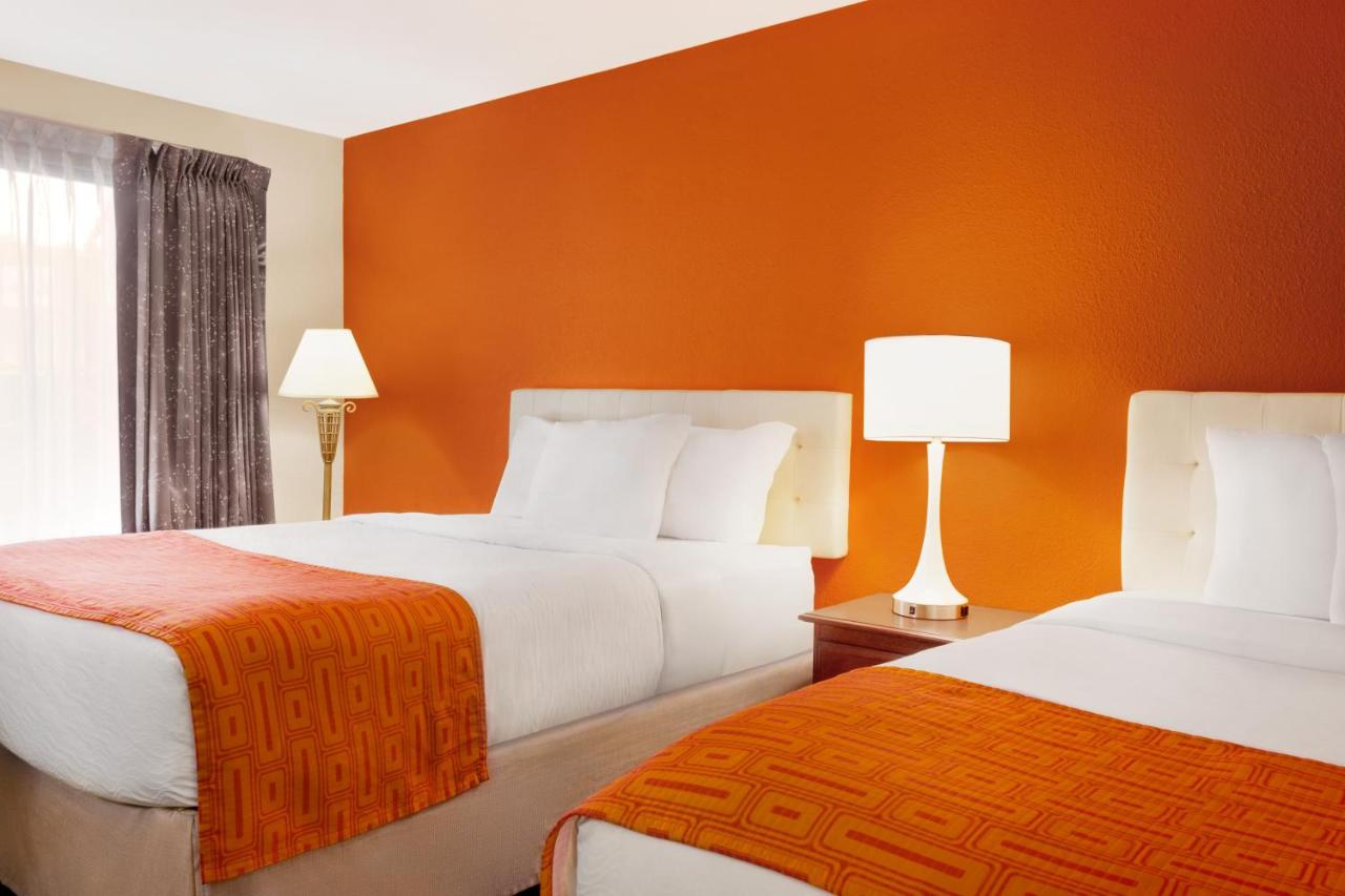 Queen Room with Two Queen Beds - Mobility Access/Non-Smoking at Howard Johnson by Wyndham Chattanooga Lookout Mountain I-24