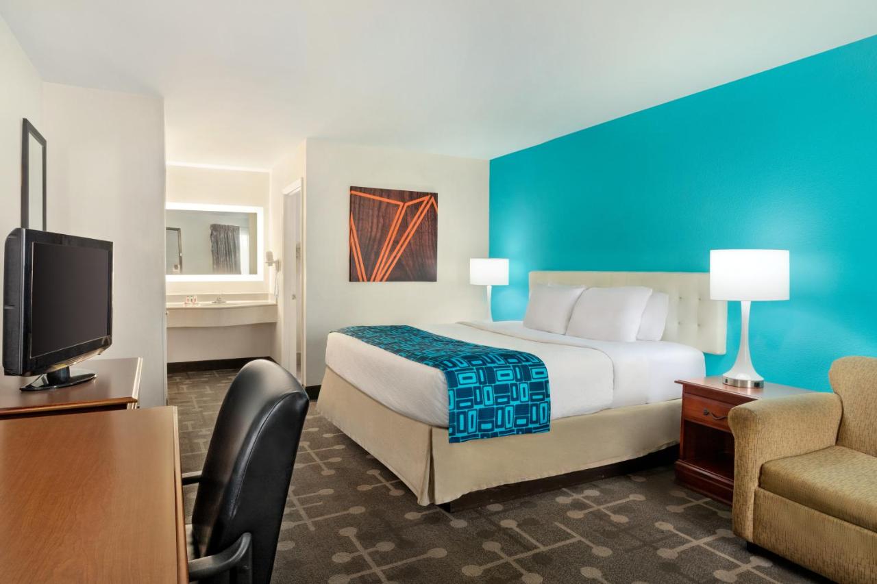 King Room - Non-Smoking at Howard Johnson by Wyndham Chattanooga Lookout Mountain I-24