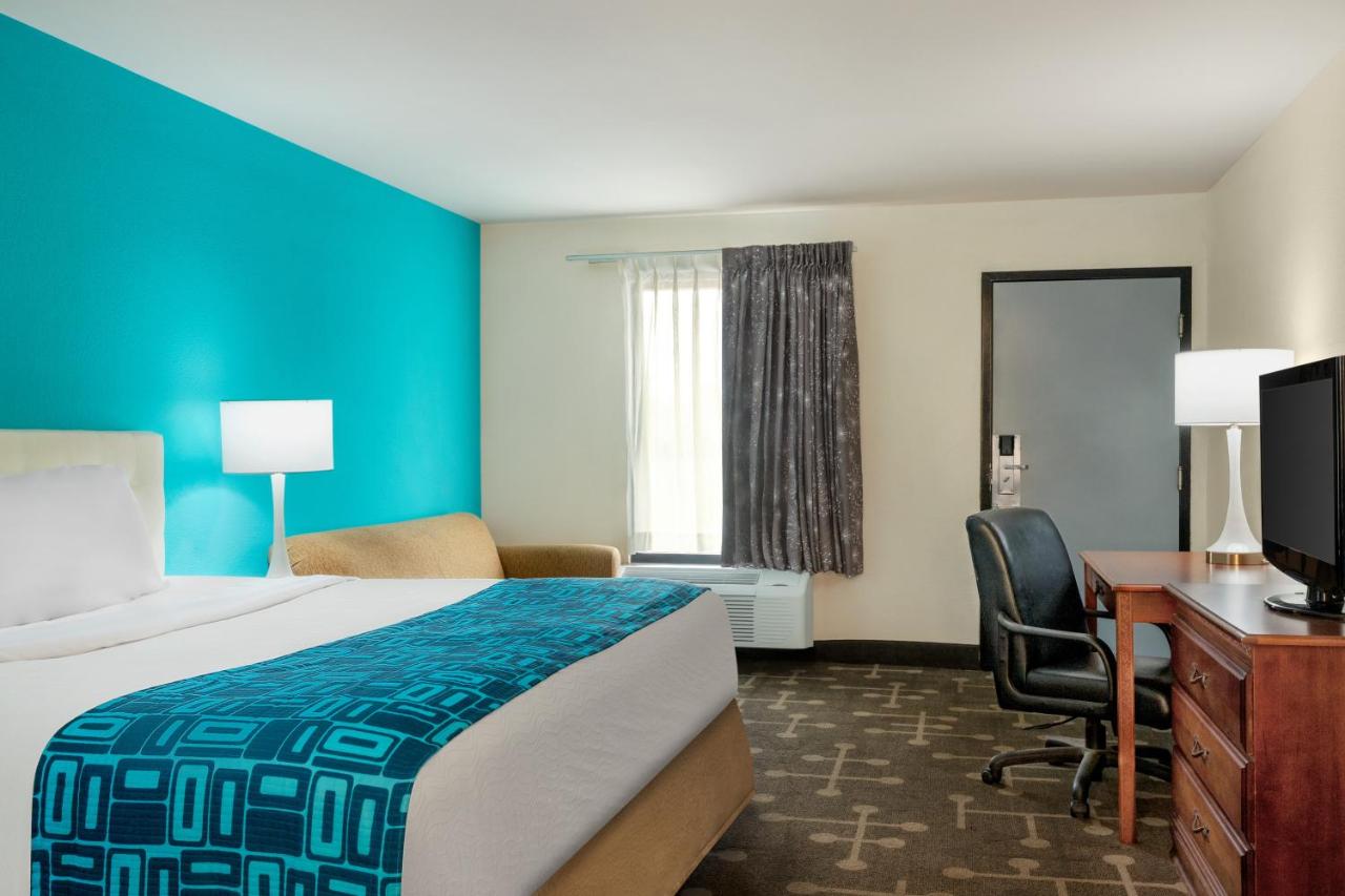 King Room - Non-Smoking at Howard Johnson by Wyndham Chattanooga Lookout Mountain I-24