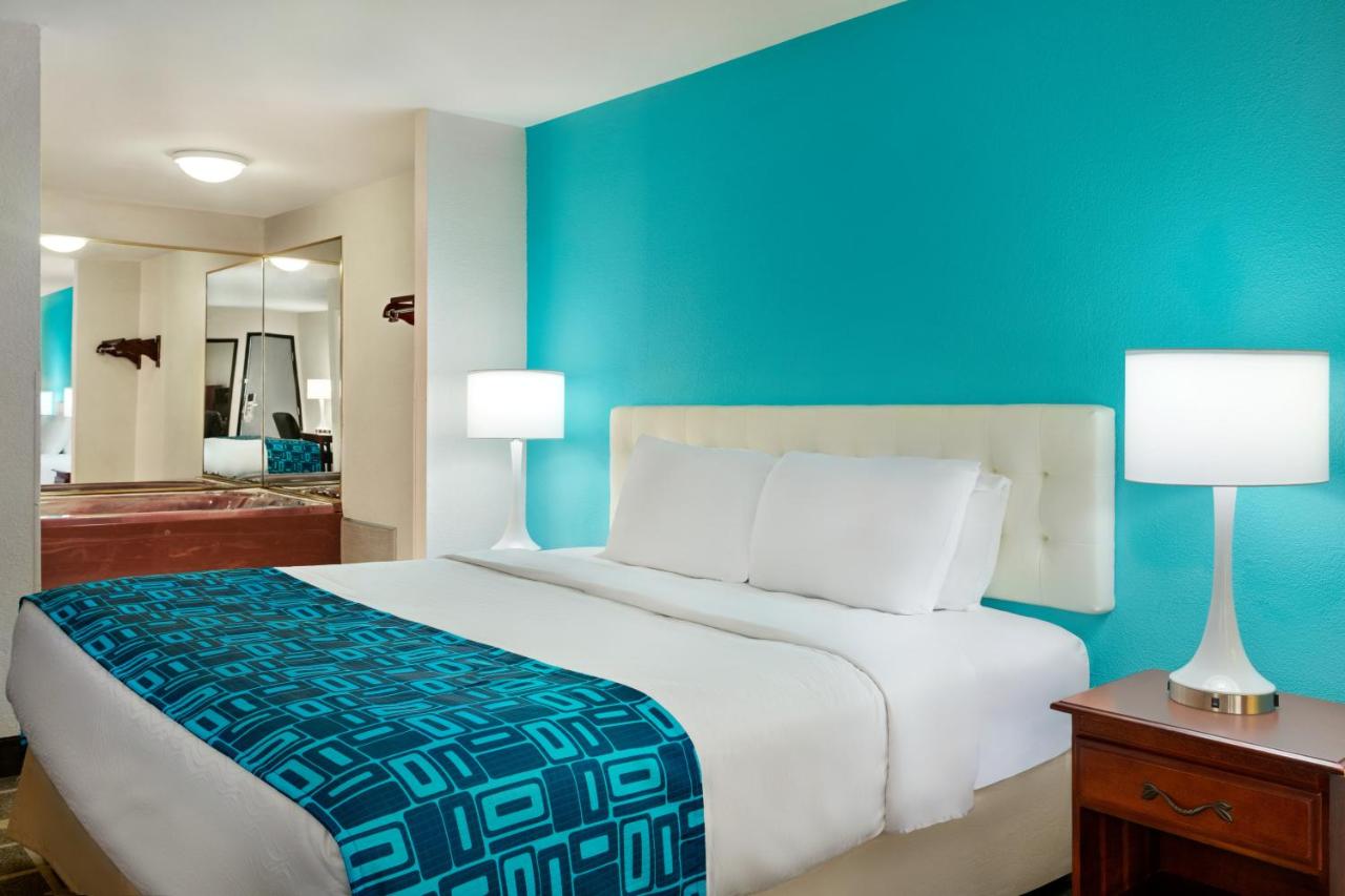 King Studio Suite - Non-Smoking at Howard Johnson by Wyndham Chattanooga Lookout Mountain I-24