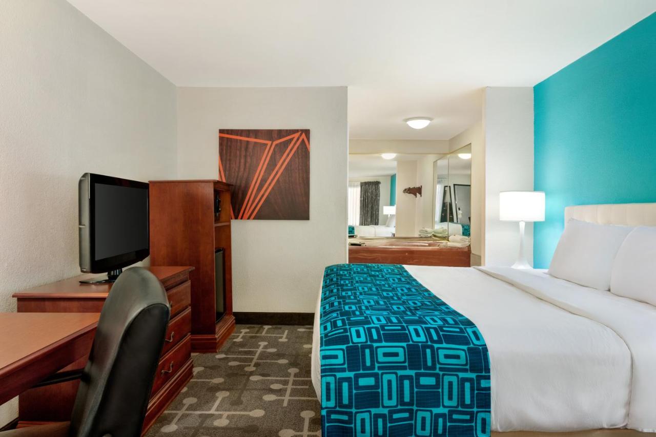King Studio Suite - Non-Smoking at Howard Johnson by Wyndham Chattanooga Lookout Mountain I-24
