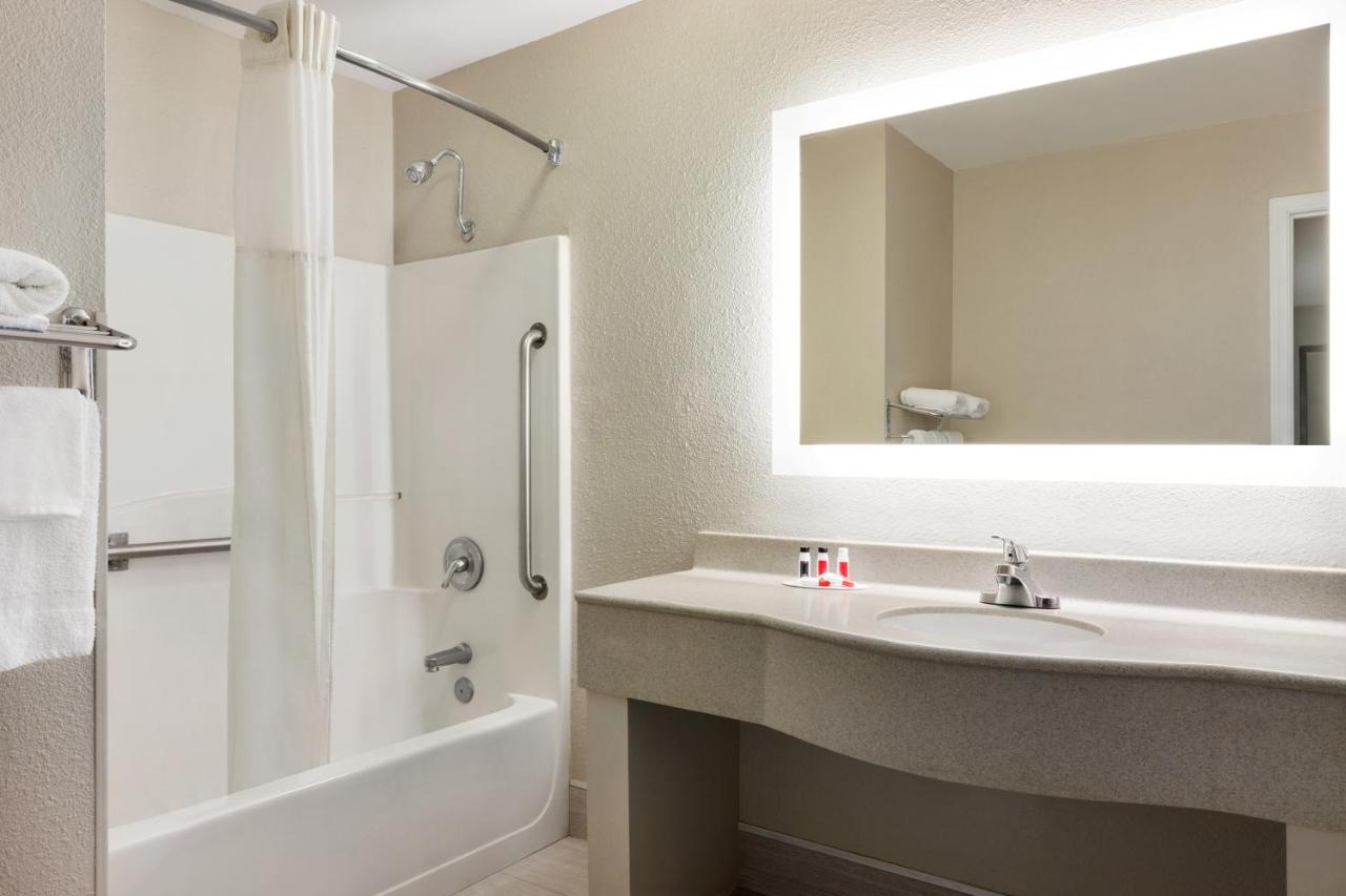 Queen Room with Two Queen Beds - Mobility Access/Non-Smoking at Howard Johnson by Wyndham Chattanooga Lookout Mountain I-24