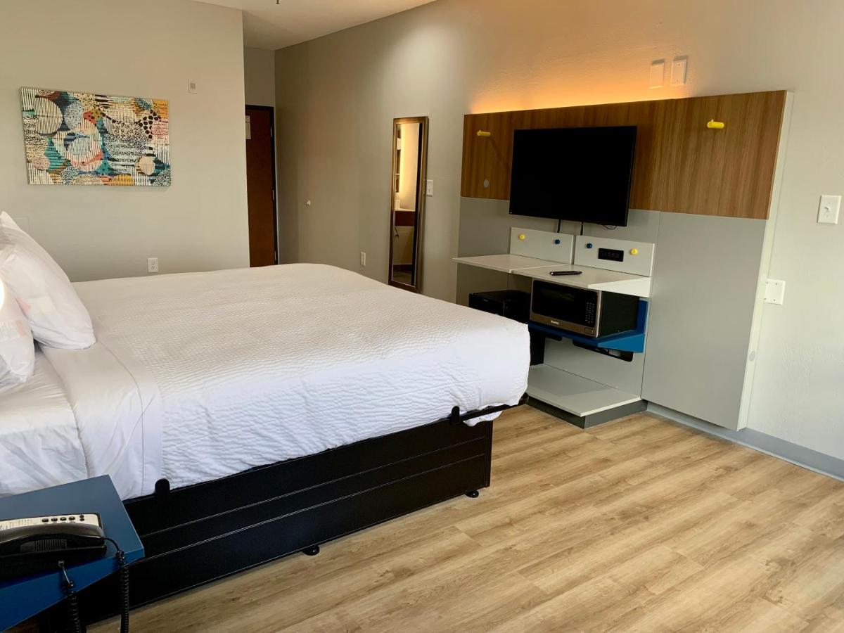 King Room - Non-Smoking at Microtel Inn & Suites by Wyndham Stockbridge/Atlanta I-75