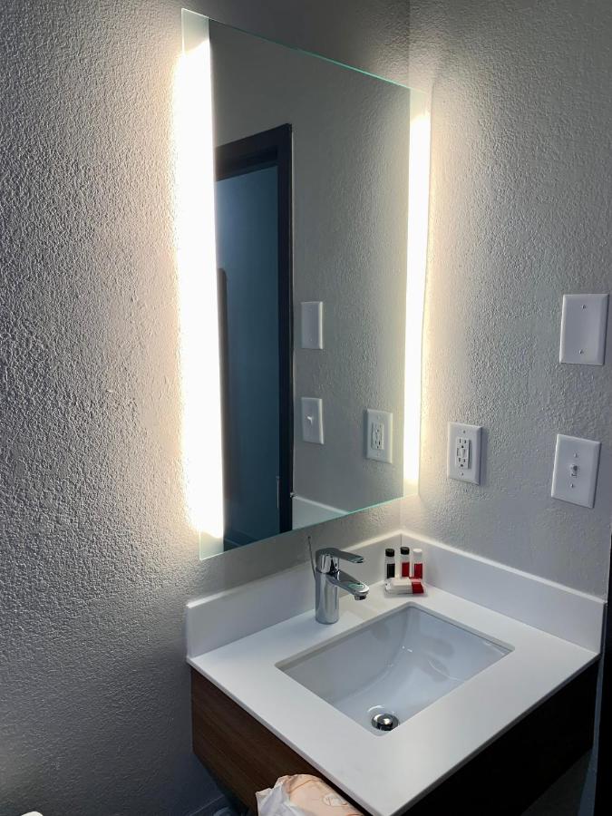 Queen Room - Non-Smoking at Microtel Inn & Suites by Wyndham Stockbridge/Atlanta I-75