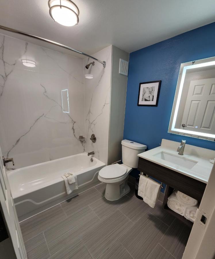 King Room at La Quinta Inn & Suites by Wyndham Houston Stafford Sugarland