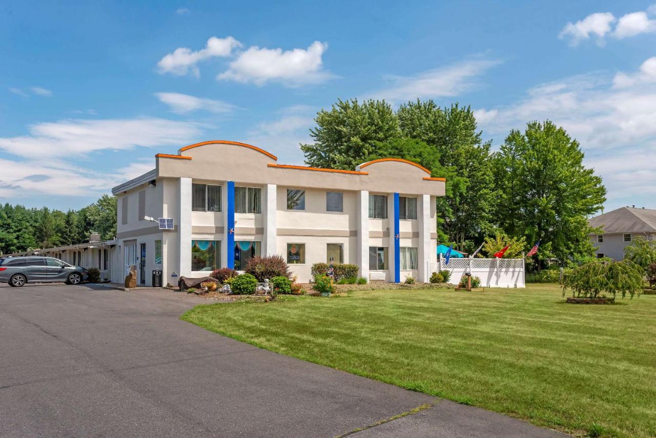 | Rodeway Inn & Suites New Paltz- Hudson Valley