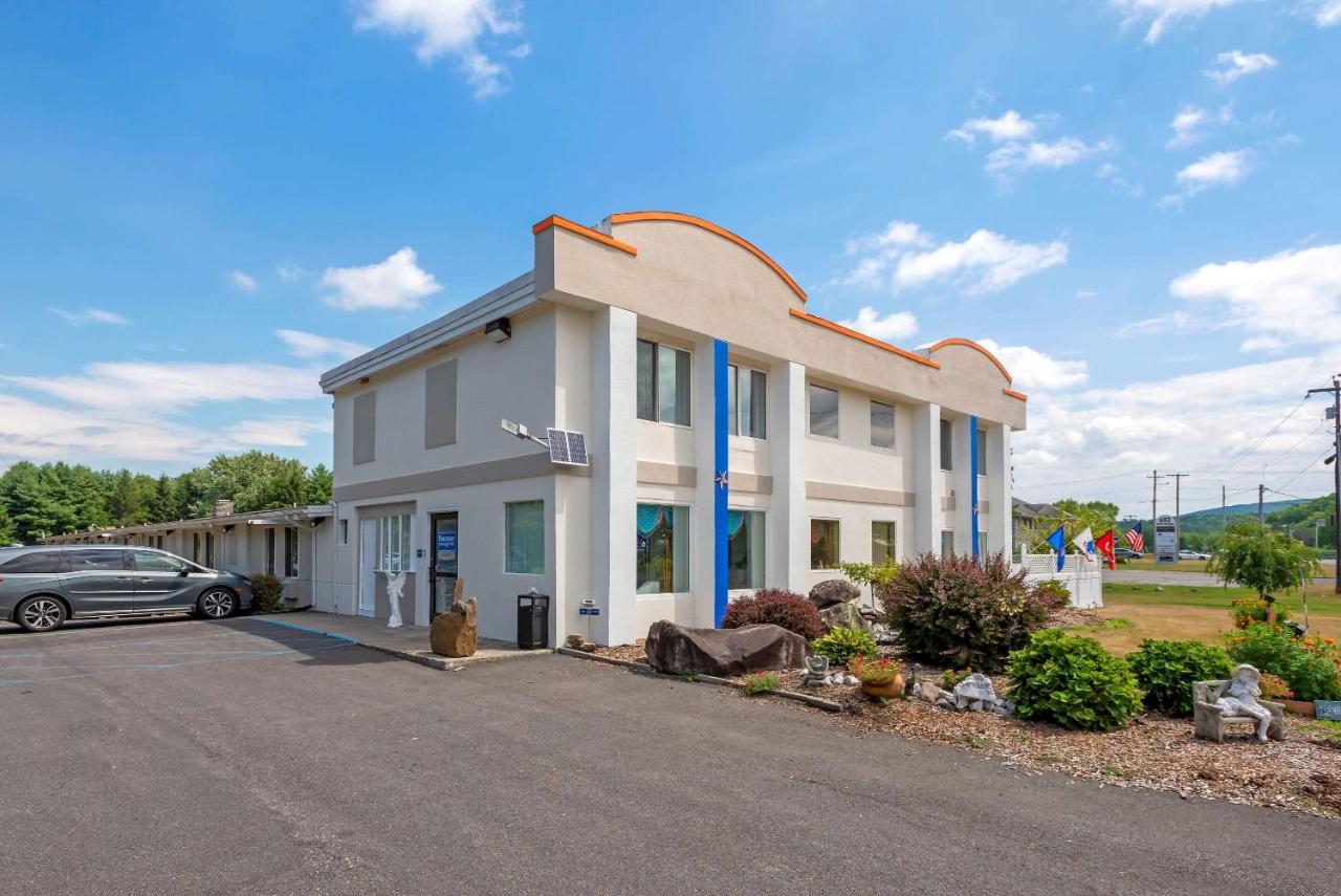 | Rodeway Inn & Suites New Paltz- Hudson Valley