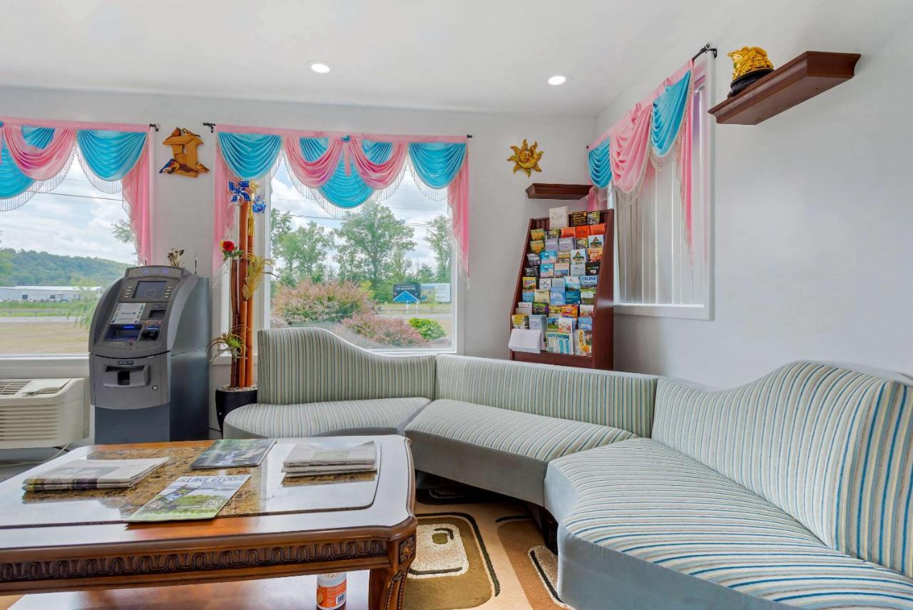 | Rodeway Inn & Suites New Paltz- Hudson Valley