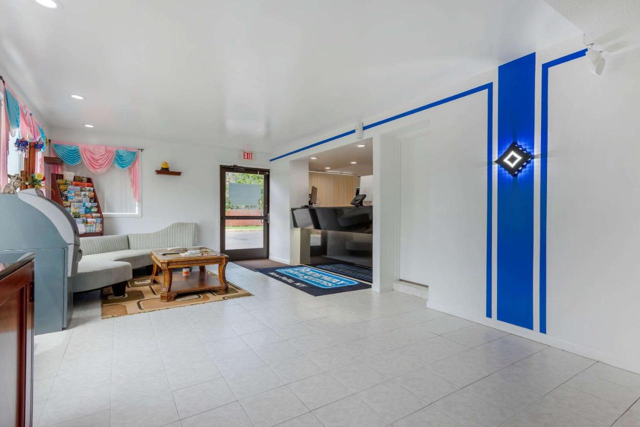 | Rodeway Inn & Suites New Paltz- Hudson Valley