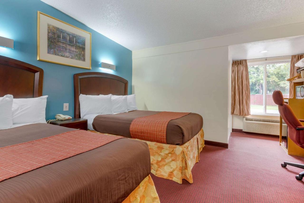 | Rodeway Inn & Suites New Paltz- Hudson Valley