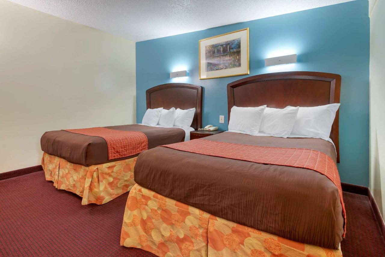 | Rodeway Inn & Suites New Paltz- Hudson Valley