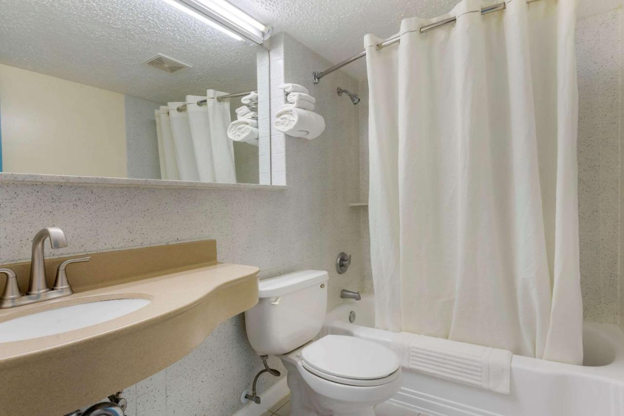 | Rodeway Inn & Suites New Paltz- Hudson Valley