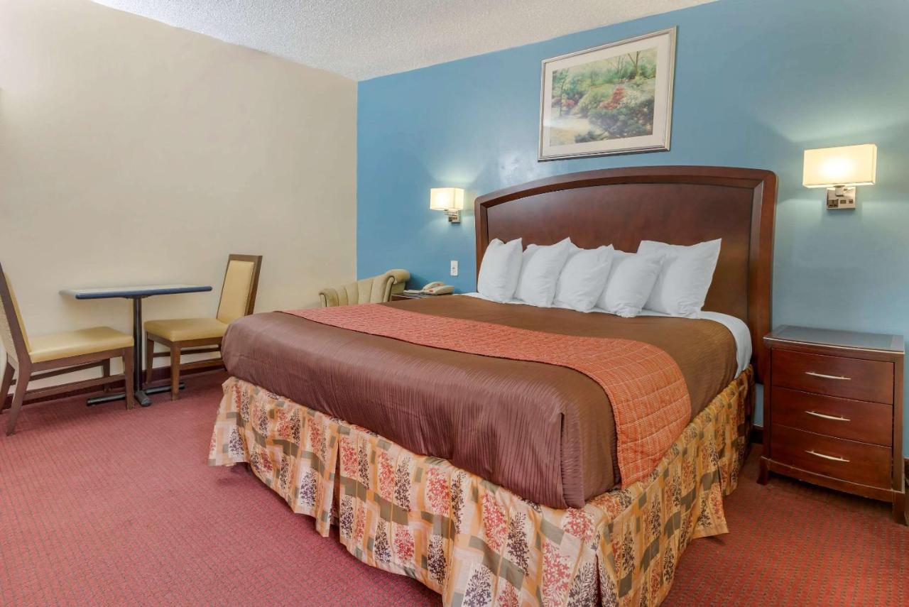 | Rodeway Inn & Suites New Paltz- Hudson Valley
