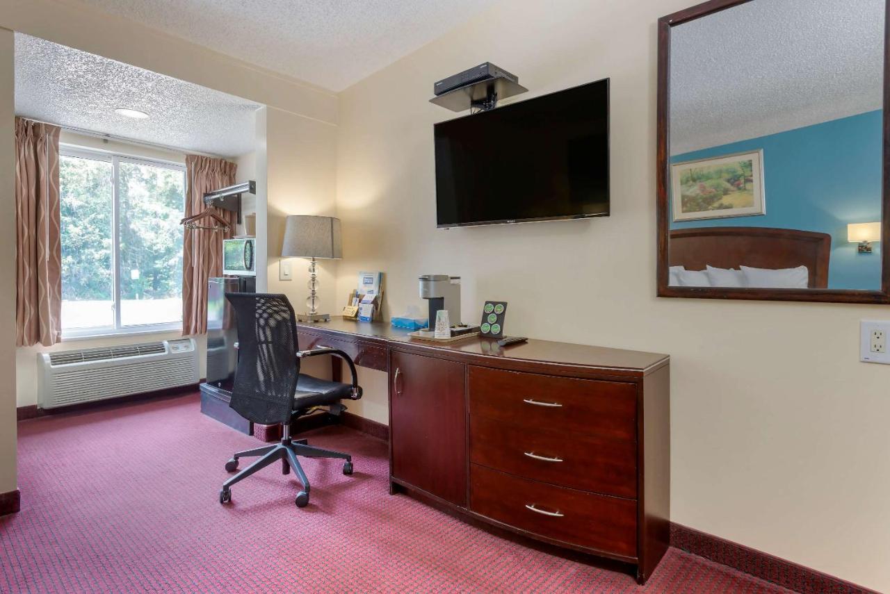 | Rodeway Inn & Suites New Paltz- Hudson Valley