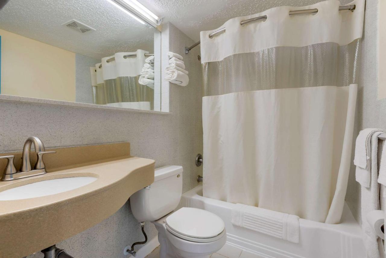 | Rodeway Inn & Suites New Paltz- Hudson Valley