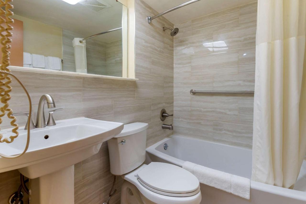 | Rodeway Inn & Suites New Paltz- Hudson Valley