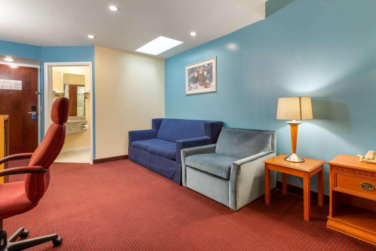 | Rodeway Inn & Suites New Paltz- Hudson Valley
