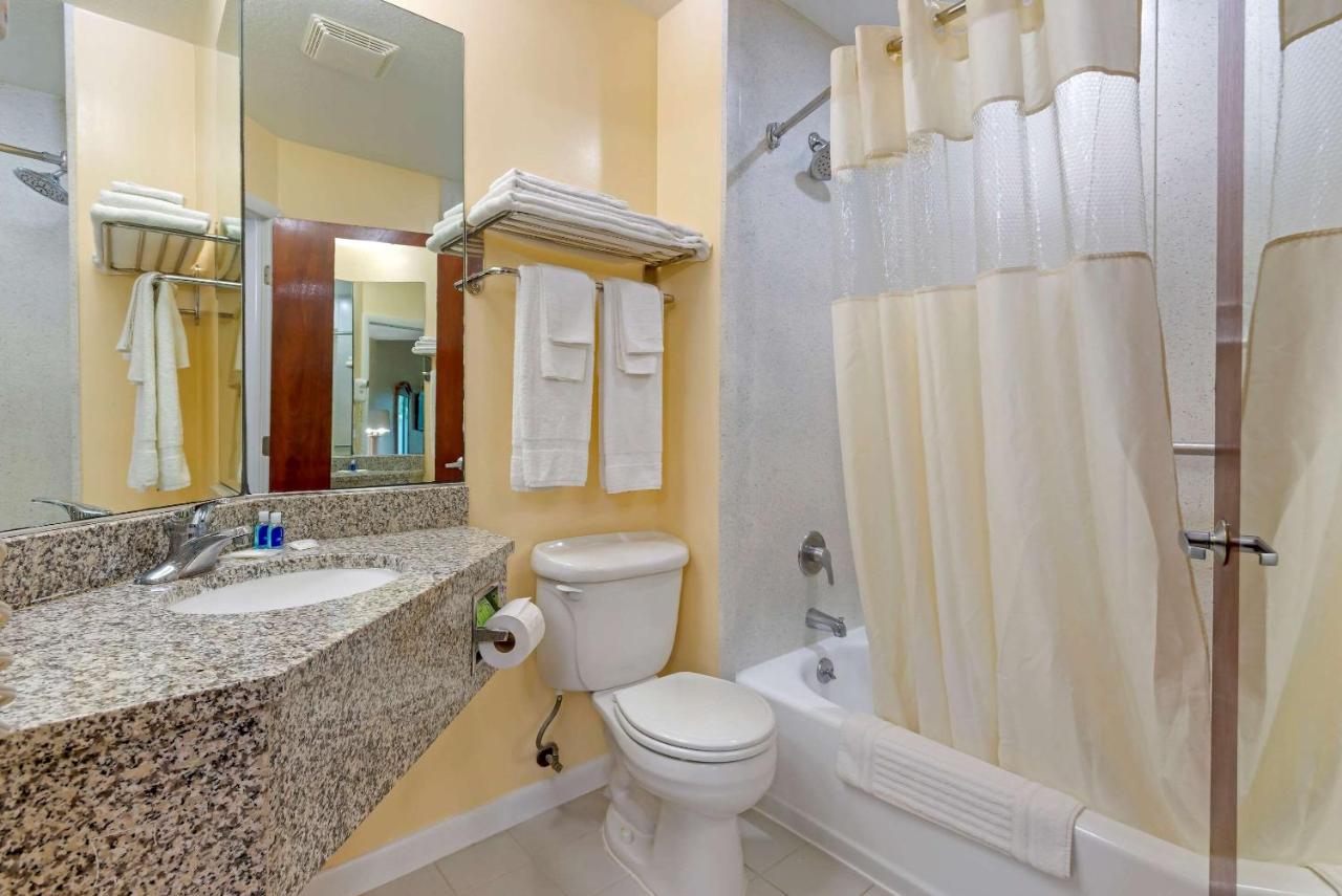 | Rodeway Inn & Suites New Paltz- Hudson Valley