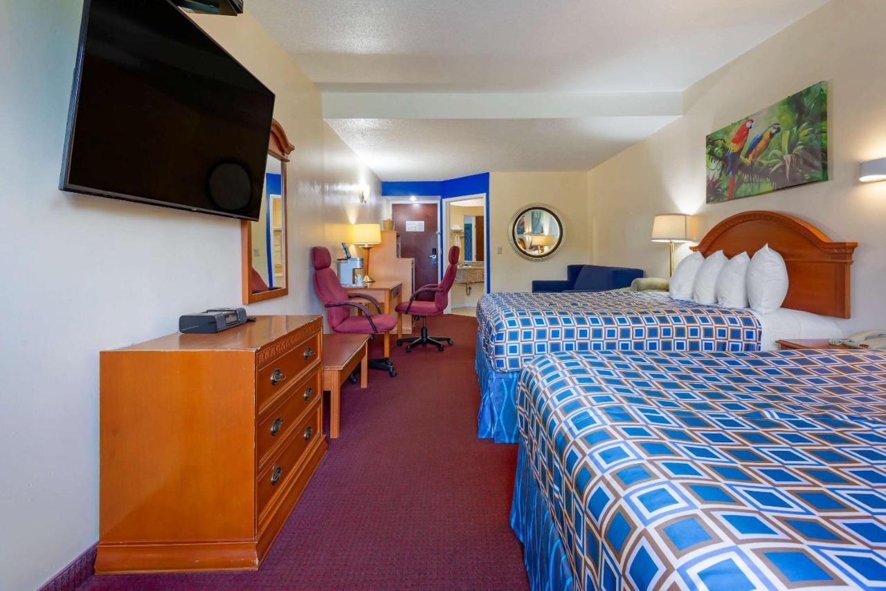 | Rodeway Inn & Suites New Paltz- Hudson Valley