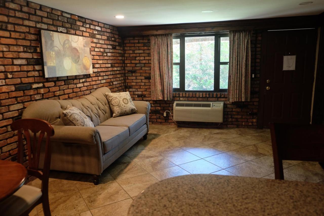 | Chalet Inn & Suites