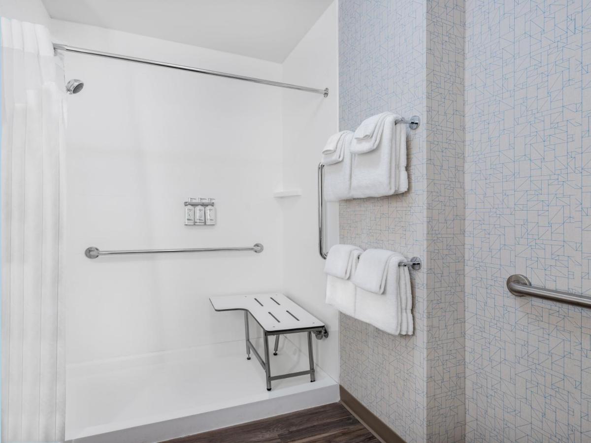 Twin Room with Mobility Accessible Trans Shower - Non-Smoking at Holiday Inn Express & Suites Ruskin by IHG
