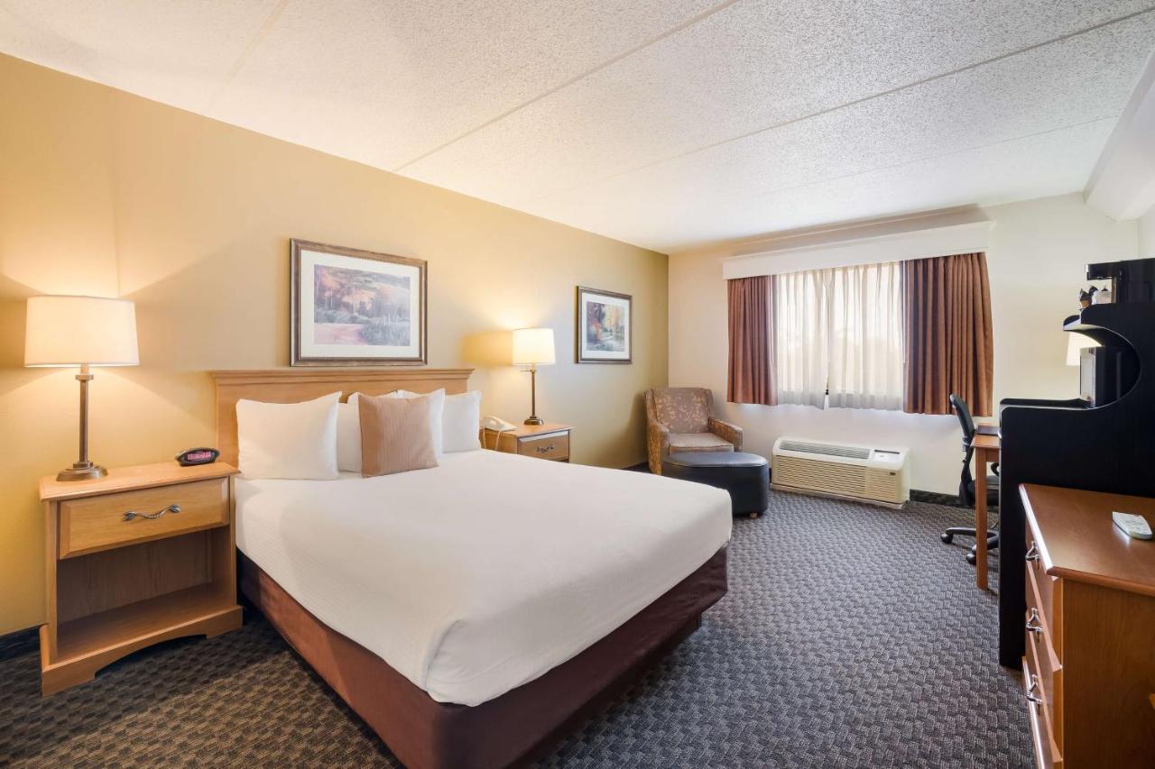 Queen Room with Bathtub - Disability Access at Best Western Riverfront Inn