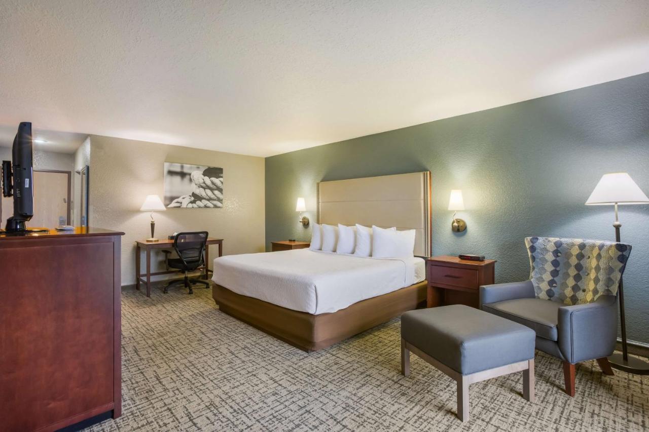 King Jacuzzi Suite with Sofa Bed at Best Western Harbour Pointe Lakefront