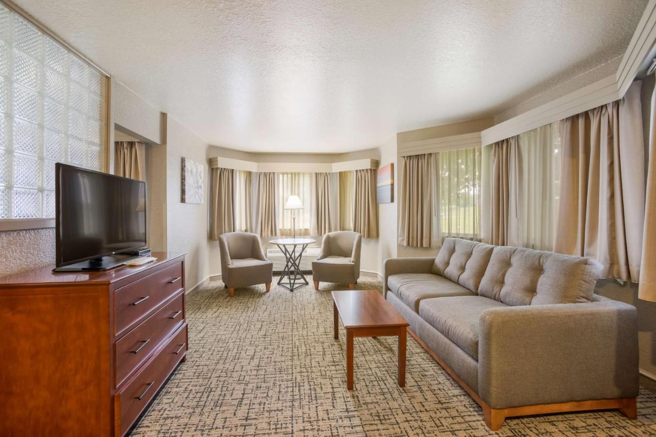 King Jacuzzi Suite with Sofa Bed at Best Western Harbour Pointe Lakefront