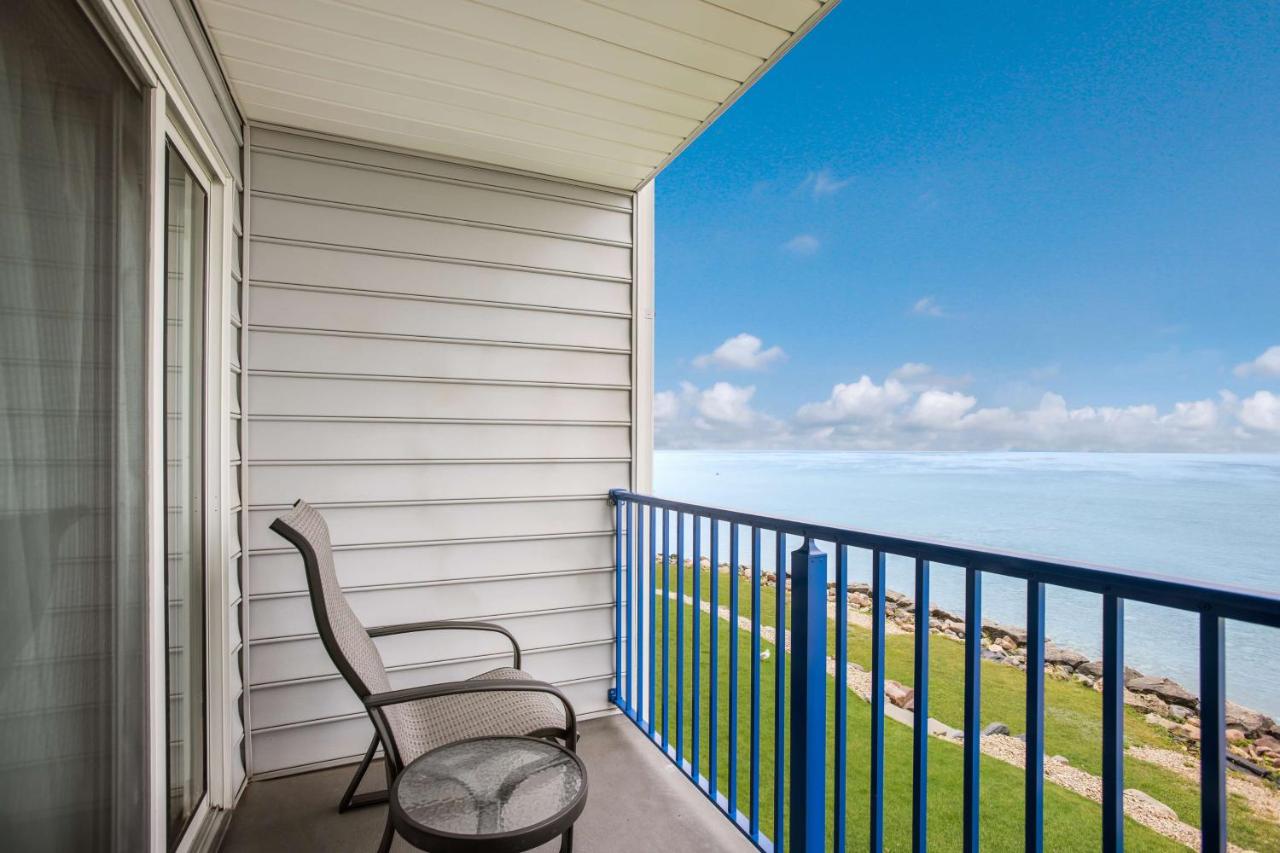 Lakeside Balcony Queen Room - Lake View at Best Western Harbour Pointe Lakefront