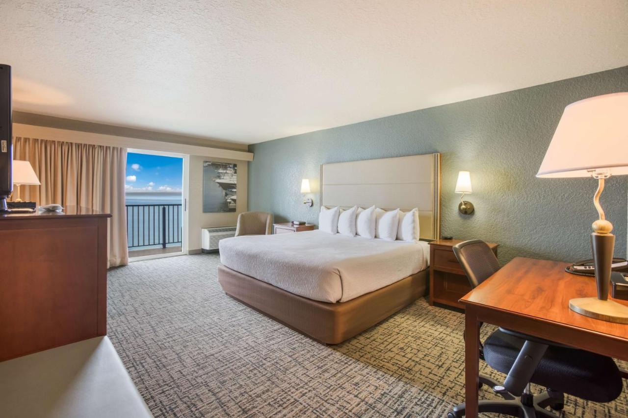 Lakeside Balcony King Room - Lake View at Best Western Harbour Pointe Lakefront
