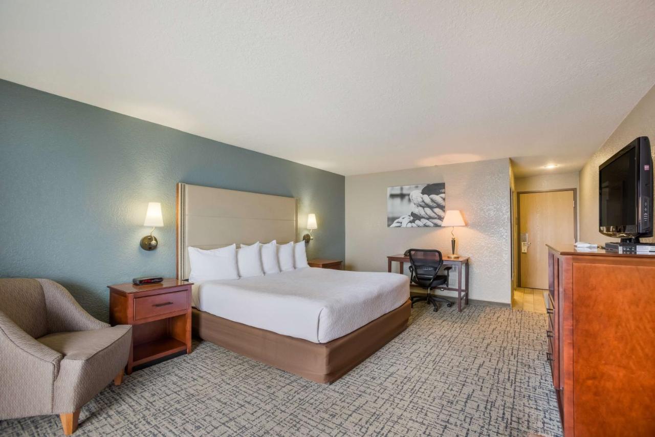 Lakeside Balcony King Room - Lake View at Best Western Harbour Pointe Lakefront