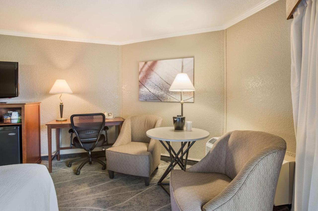 Queen Room with Two Queen Beds and Bath Tub - Disability Access at Best Western Harbour Pointe Lakefront
