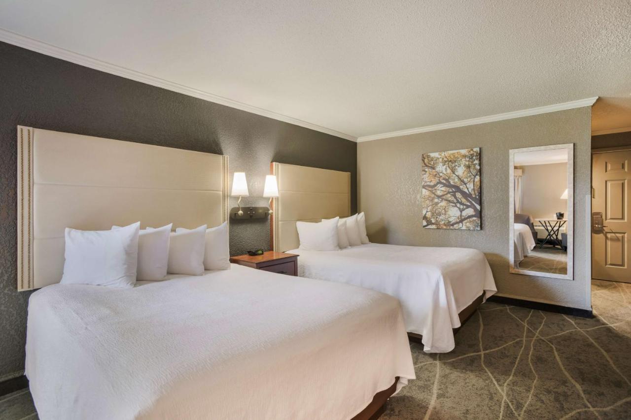 Queen Room with Two Queen Beds and Bath Tub - Disability Access at Best Western Harbour Pointe Lakefront