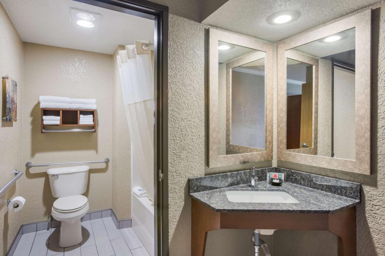 Queen Room with Two Queen Beds and Bath Tub - Disability Access at Best Western Harbour Pointe Lakefront