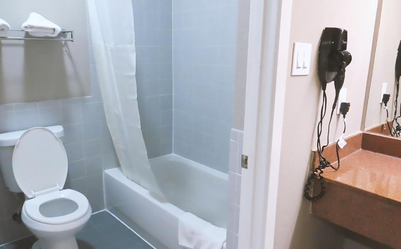 Queen Suite at Blue Way Inn & Suites By Jasper Houston