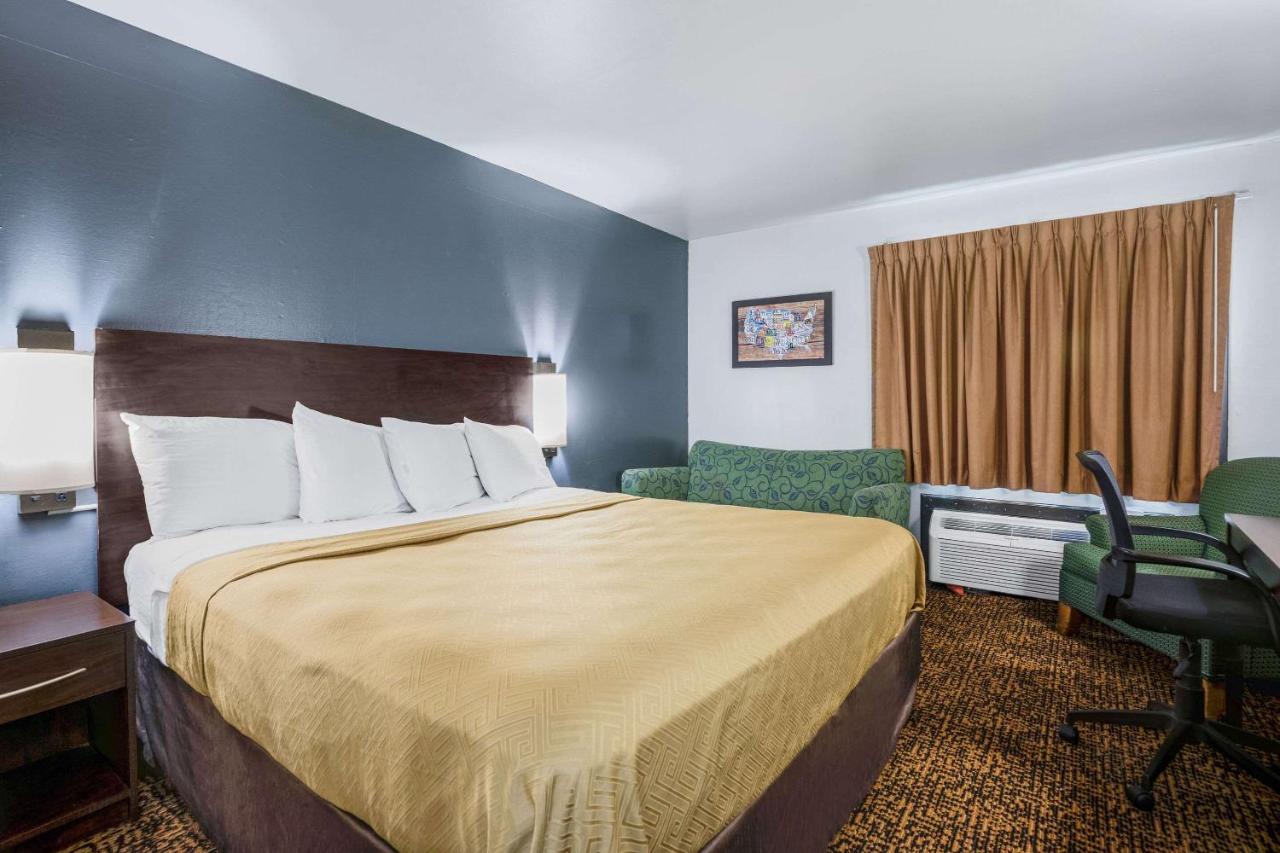 King Room - Accessible/Non-Smoking at Econo Lodge Milwaukee Airport