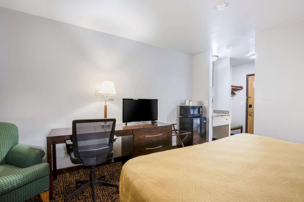 King Room - Accessible/Non-Smoking at Econo Lodge Milwaukee Airport