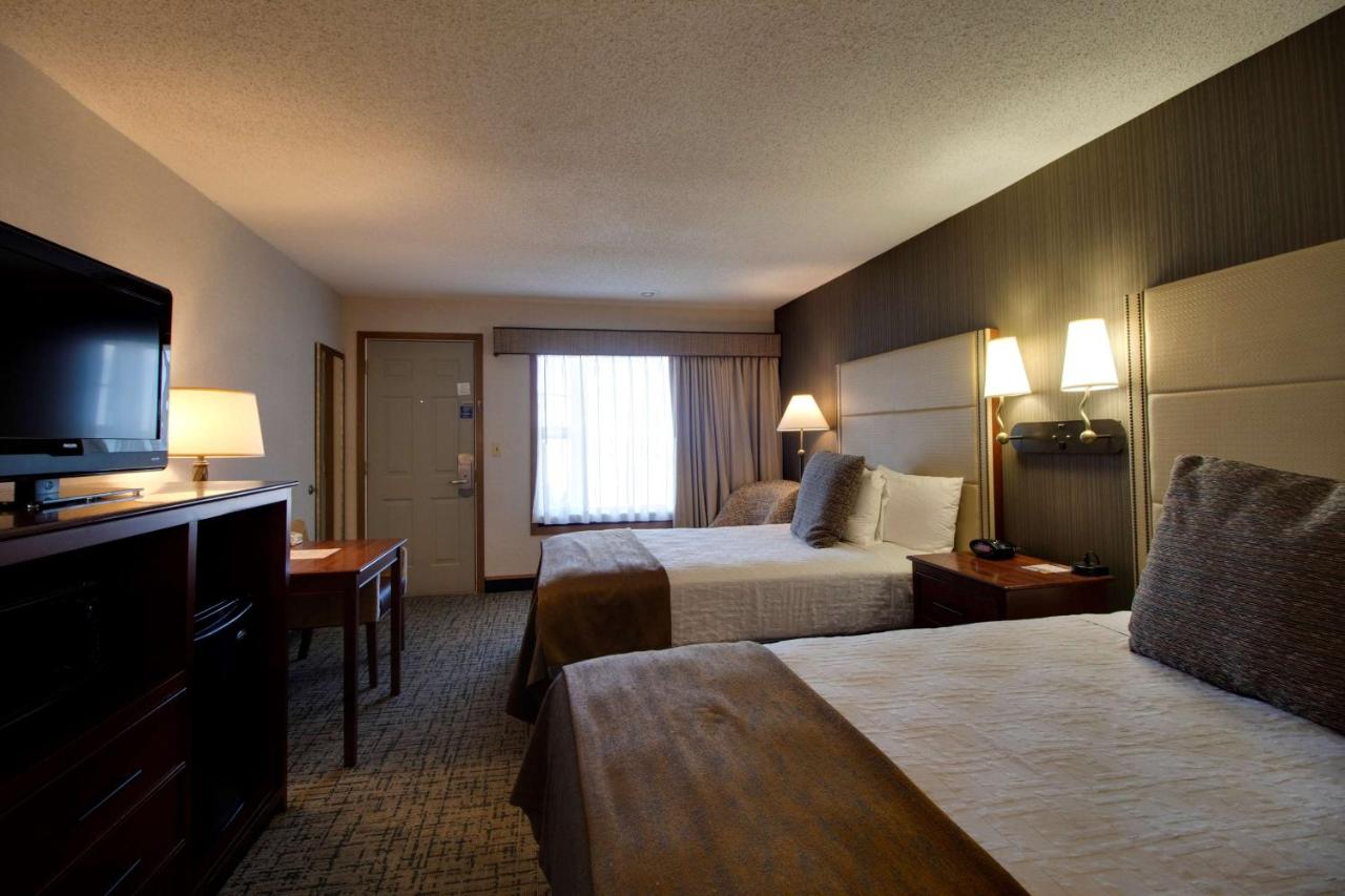 Two Double Beds - Partial Lake View at Best Western Harbour Pointe Lakefront
